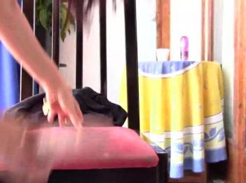 Дерия мастурбирует имеет анальную клизму и пишет на высоких каблуках