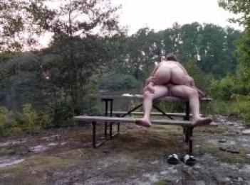 Милфа Бекки Тейлор Becky Tailor вспахана на столике для пикника у реки