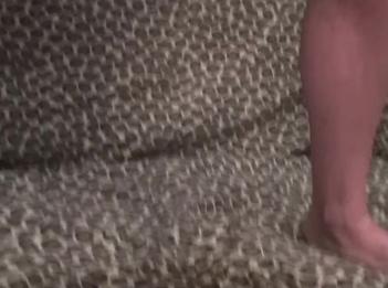 Просто писает на пол