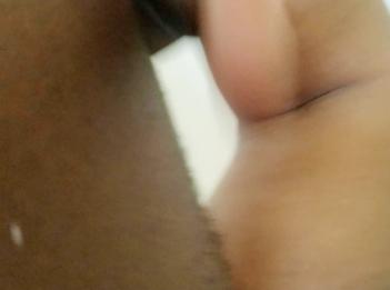 Черная милфа с большой жопой обожает горячий кримпай глубоко внутри нее
