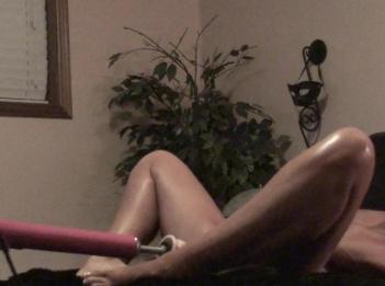 Увлекательный любитель трахает машину DILDO с высокими оргазмами