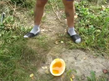 Я и мой парень писаем в дыню потом наливаем мочу на себя