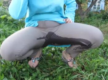 писает в штаны