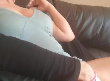 Тихий оргазм в трусиках на диване с людьми в другой комнате