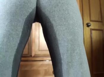 Зрелая блондинка писает сама