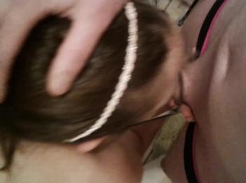 MadamS дразнит меня пока какаю потому что я ношу ее трусики