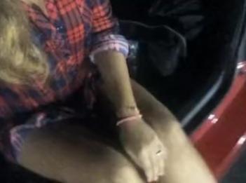 Жаждущая члена фанатка мастурбирует на публике на футбольном матче и кончает