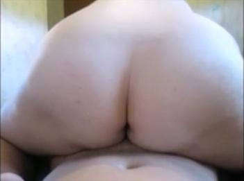 Толстая задница Белый мамаша скачет на члене а потом сосет и глотает сперму