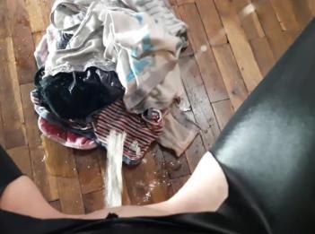 Горячая мамочка Лаура писает на кучу трусиков мультикамер  много мочи на полу