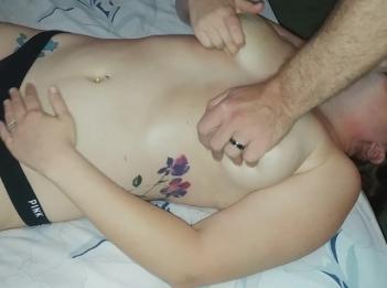 Бринн лижет мои яйца пока я трахаюсь с ней Горло ебать кляп кончил