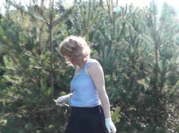 Голый в лесу Под юбкой без трусиков