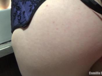 Горячую и грудастую молодую милфубрюнетку в корсете трахают перед зеркалом