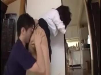 Беспомощная мачеха всегда преследуется ее сыном