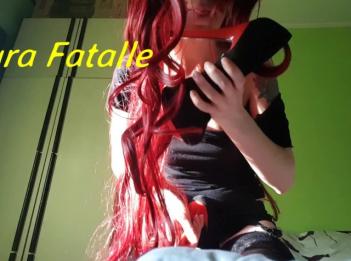 Рыжая шлюшка в черном нижнем белье трахается и лижет каблуки и пальцы ног сосет