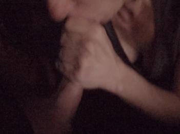 Задняя часть машины грязно сосет толстый белый член и кончает на толстое белое лицо