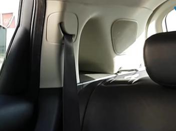 Любительская мамаша получает оргазм от публичной мастурбации в машине