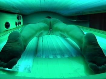 ГОРЯЧАЯ ЖЕНА РАЗОГРЕВАЕТСЯ ПЕРЕД ЗАГОРАНИЕМ