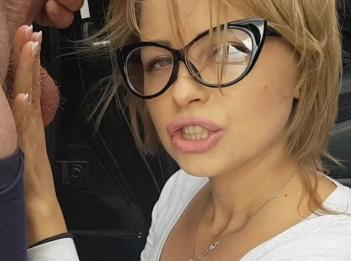 Горячая соблазнительная шлюха любит большие вкусные яйца