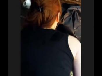 Рыжую шлюху трахают на улице