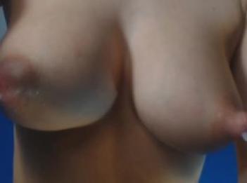 Играю с моими сосками и они автоматически капают молоко