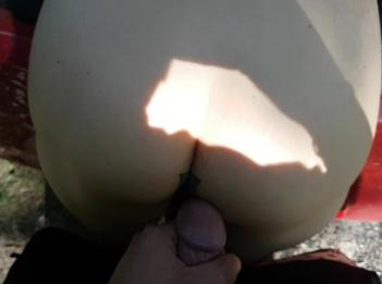 Горячую мамашу трахают на улице с громкими стонами и огромным камшотом