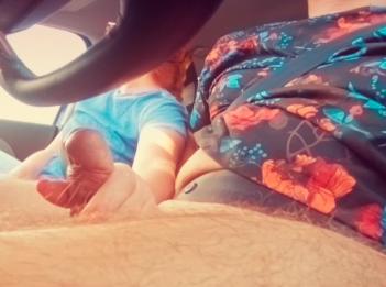 Я помог своему водителю расслабиться в долгой поездке  Рыжая машина мастурбирует камшот