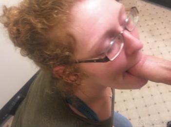 Рыжая мамочка Айви отсасывает муженьку в раздевалке общественного пользования CIM