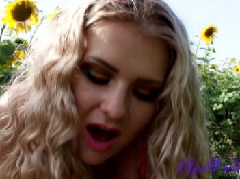 Русская сексуальная девушка трахается в подсолнухах