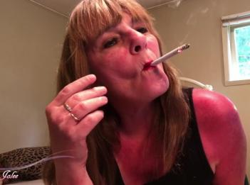 Сексуальный красный рот знойное курение