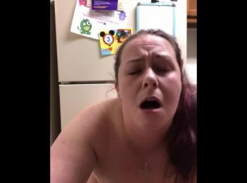 Мама изо всех сил пытается получить фаллоимитатор в своей заднице часть 2