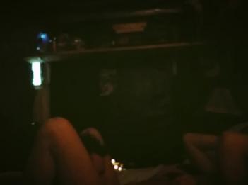 Мамаша трахает соседа по соседству пока семья не вернулась домой на выходные