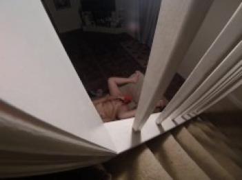 Поймали как жена снова играет со своей игрушкой