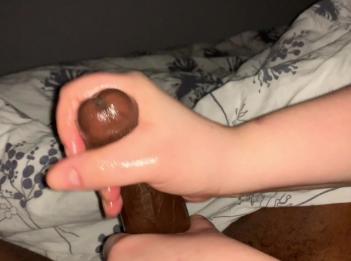 Ручная работа массивного кончил его член слюнявый как слабоумный дергает его P2