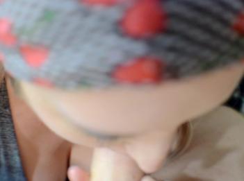 Грудастая мамаша дает неаккуратный минет жирный сиськи мачеха мачеха кончает на лицо