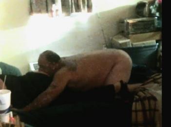 Муж и друг Спорт трахают жену И берет два внутрь