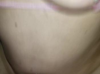 Шлюха трахает все свои дырки