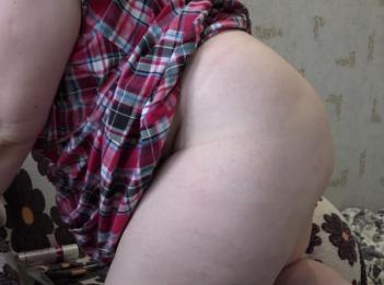 милфа с огромными сиськами и волосатой пиздой трахает бутылки на вебкамеру