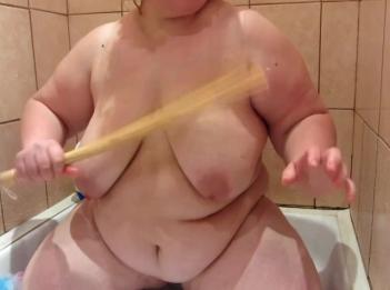 толстая мамаша трахает себя в душе