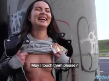 Публичный агент Моника Браун растянула узкую киску на улице