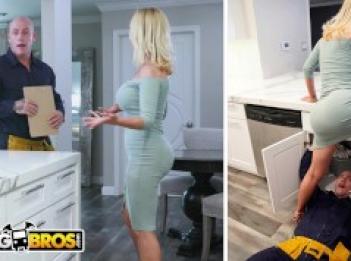 BANGBROS  Грудастая милфа Никки Бенц роняет свою большую задницу обслуживающему персоналу