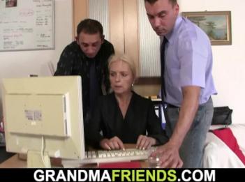 худая блондинка проглатывает два члена на работу