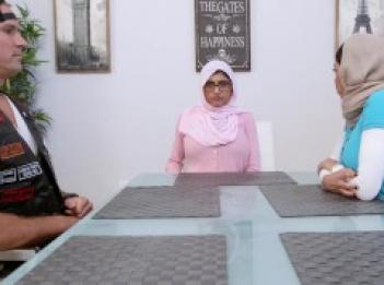 Миа Халифа  арабская мачеха Джулианна Вега в тройничке с Шоном Лоулессом