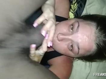 Милфатолстушка с глубокой глоткой трахает в рот большой черный член и получает огромный сливочный камшот на лицо