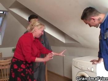 два ремонтника трахают грудастую бабушку до огромного груза