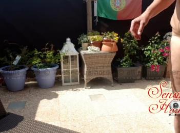 Уборка моей террасы на высоких каблуках в итоге все обнажилось  Пышная зрелая