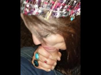 Фиби Старк сосет хуй счастливчика на вечеринке в честь Хэллоуина на публике