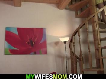 грязная подружка мамаша играет со своим изменяющим огромным стволом