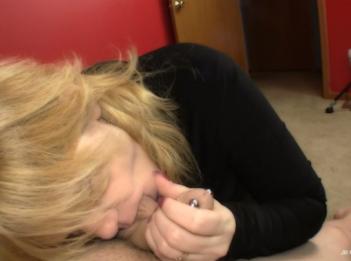 MILF On Adult Friend Finder впервые сосет и трахается с проколотым членом