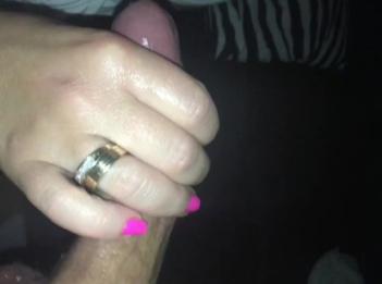 Моя жена дрочит мне а затем делает глубокий минет после грубого траха крупным планом и кончает внутрь