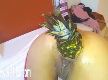 трахает ее свободную задницу с огромным ананасом